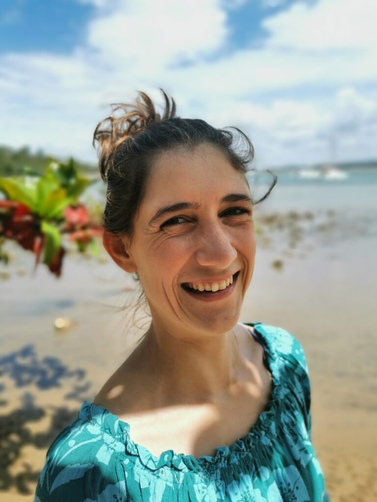 Sandra am Strand unter einer Palme